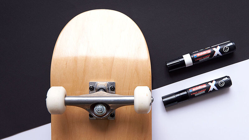 Illustration of a notebook and an arrow going up, symbolising an online upload