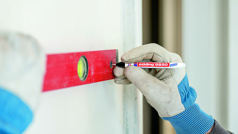 edding 8850 carpenter pen marks on wall with water level
